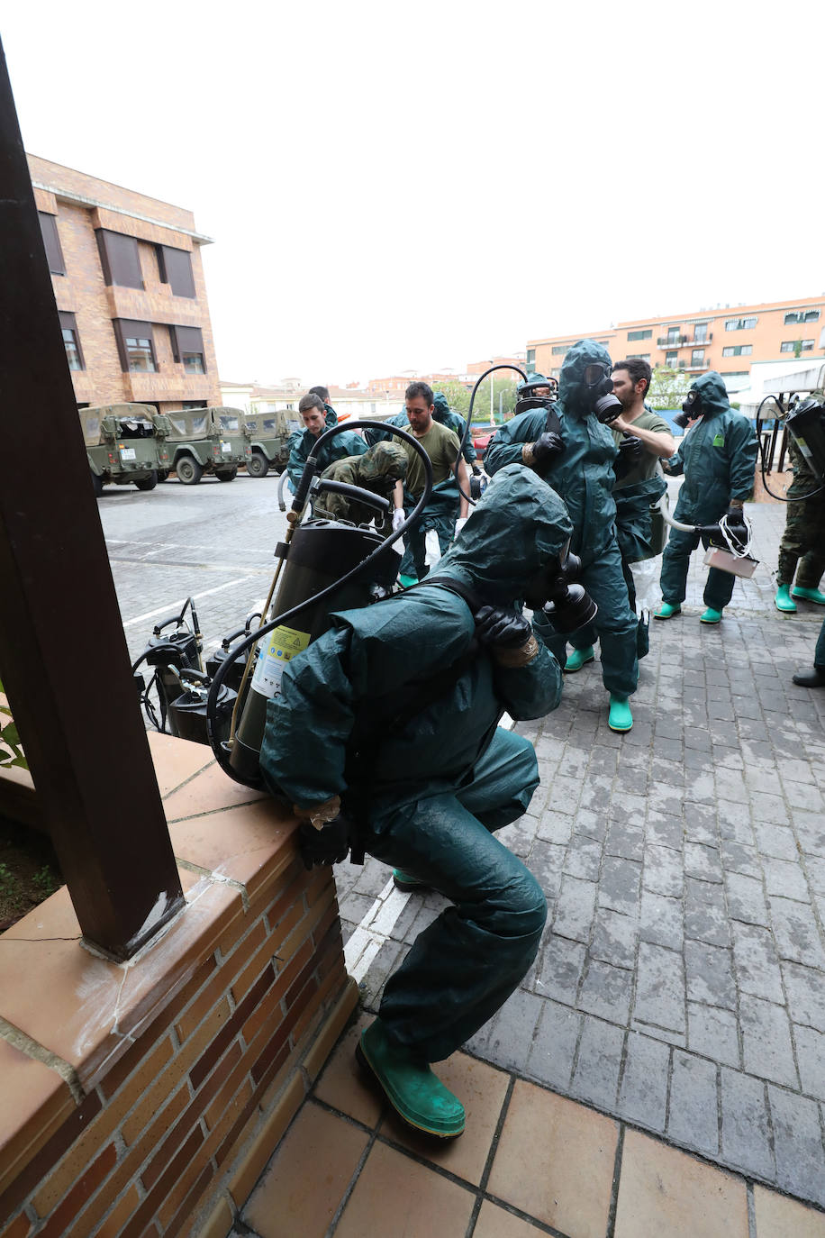 Fotos: La Brigada Extremadura XI desinfecta la residencia de mayores Rosalba de Mérida