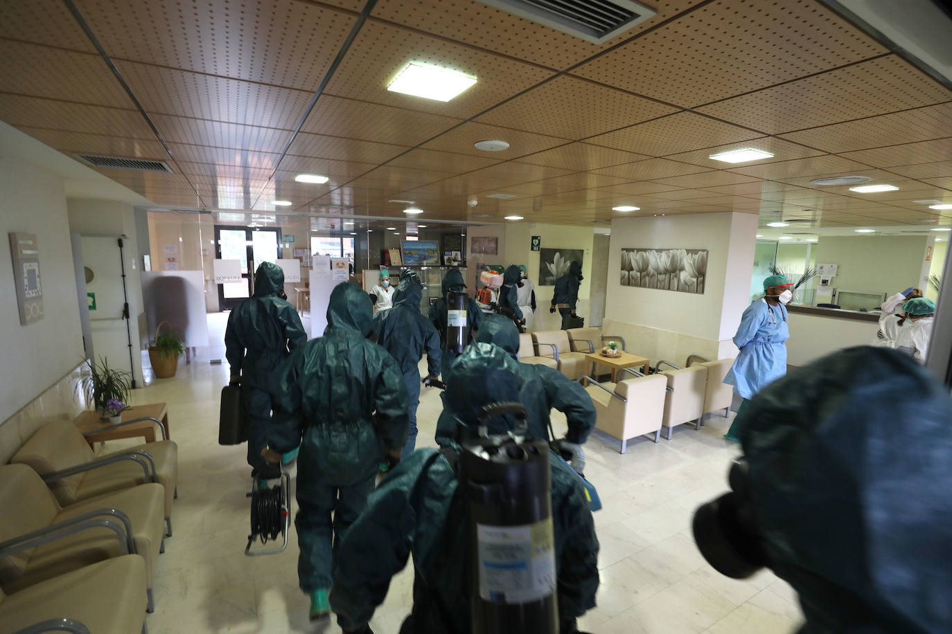 Fotos: La Brigada Extremadura XI desinfecta la residencia de mayores Rosalba de Mérida