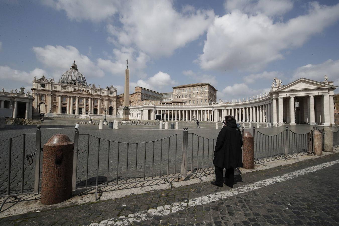 Un fiel fuera de la plaza cerrada de San Pedro en el Vaticano, durante la oración del Ángelus en Roma.