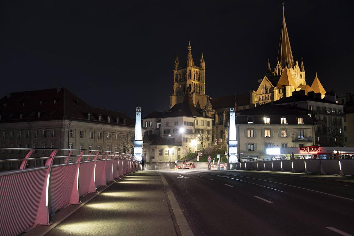 Una vista de la Catedral de Lausana con sus luces de iluminación encendidas y detrás de una calle vacía durante la campaña de protección contra el coronavirus.