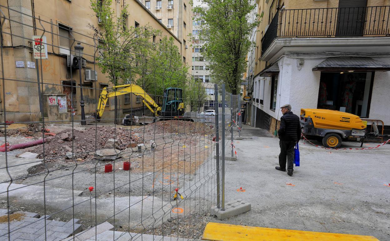Paradas las obras de peatonalización de las calles de los obispos en Cáceres. LORENZO CORDERO