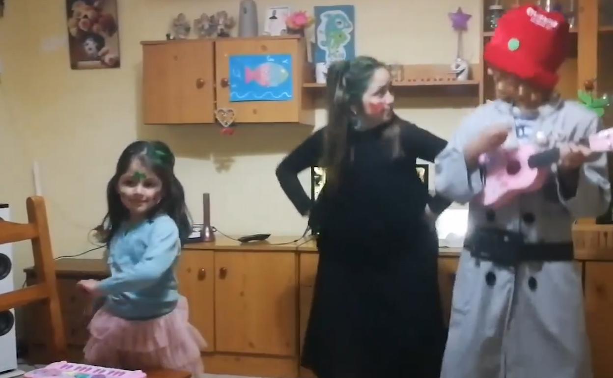 #HOYmequedoencasa | Una abuela y sus nietos cantando y bailando