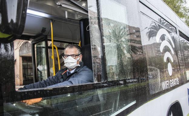 Uno de los conductores del autobús urbano en Badajoz. 