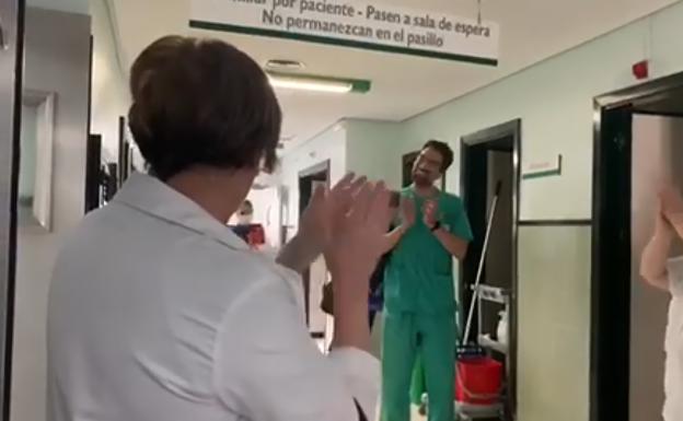 Así reciben en el Hospital de Don Benito a un enfermero tras superar el coronavirus