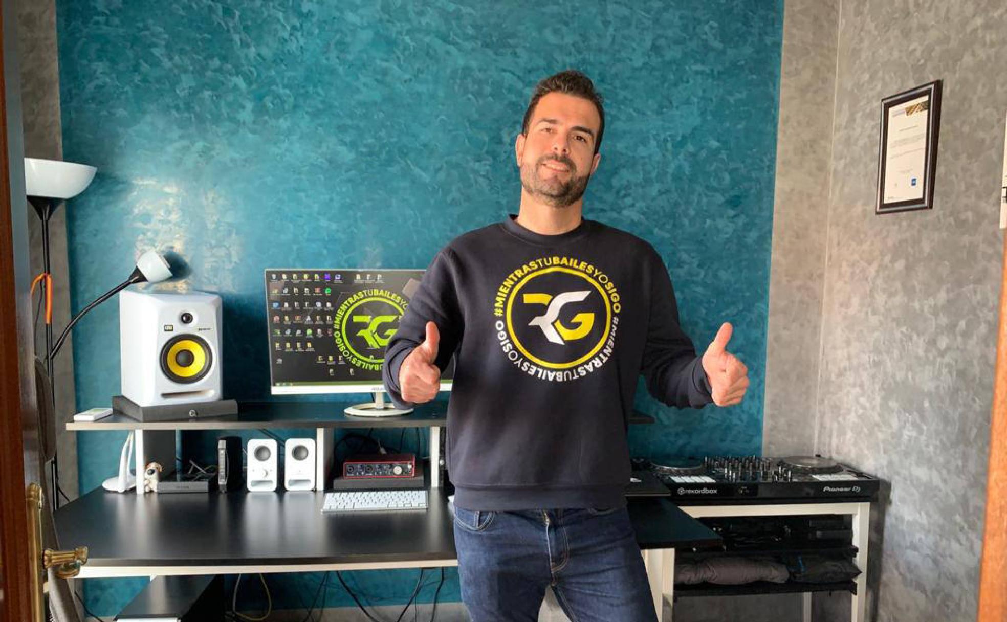 Reto superado. Rufino García posa sonriente en su estudio.