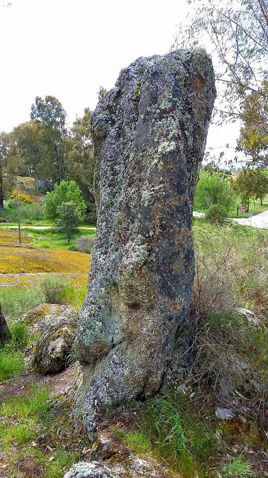 La Cueva de la Soledad y sus tres peñas vigilantes