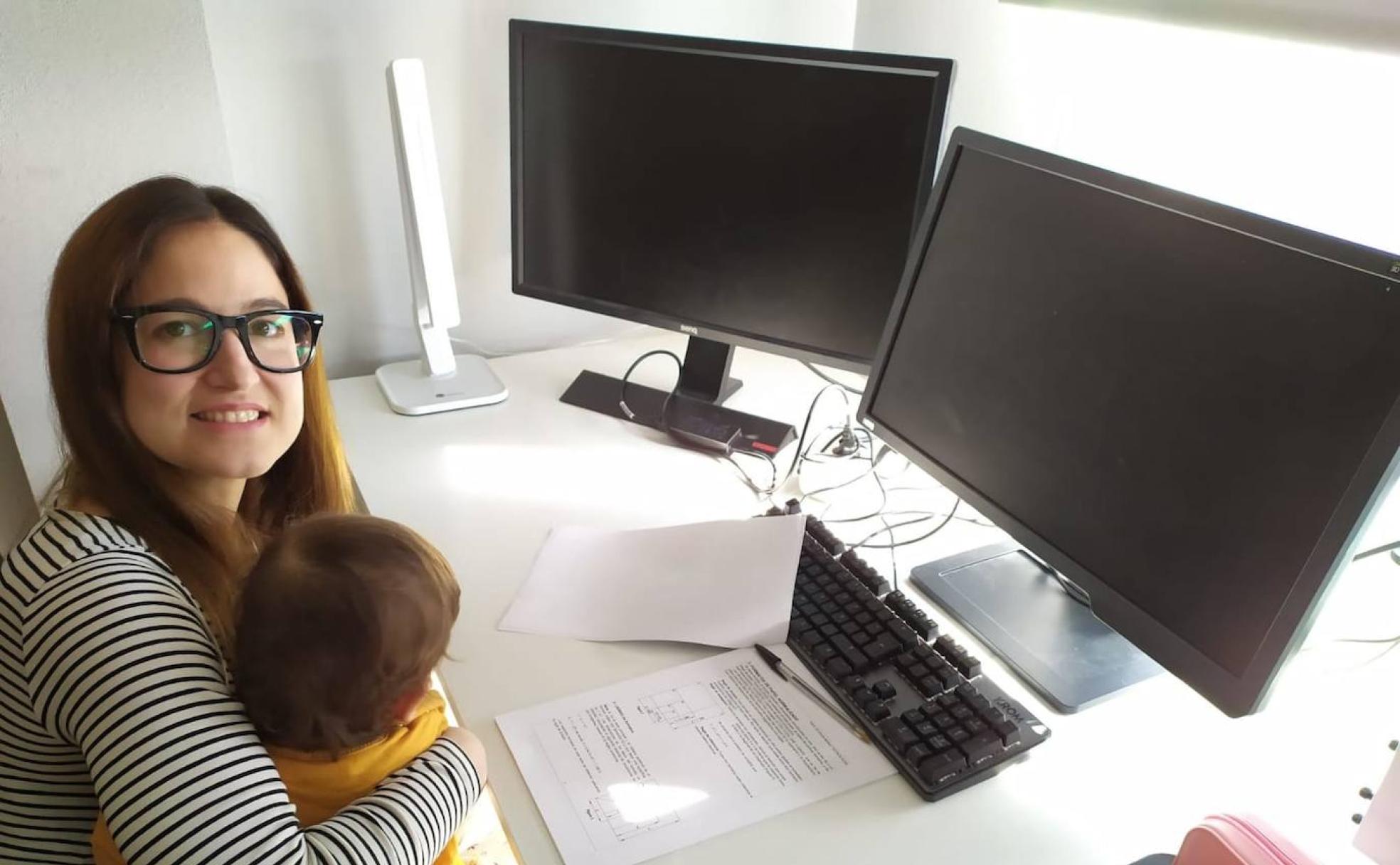 Ana Pérez Guerra, con uno de sus hijos, en su lugar habitual de estudio.
