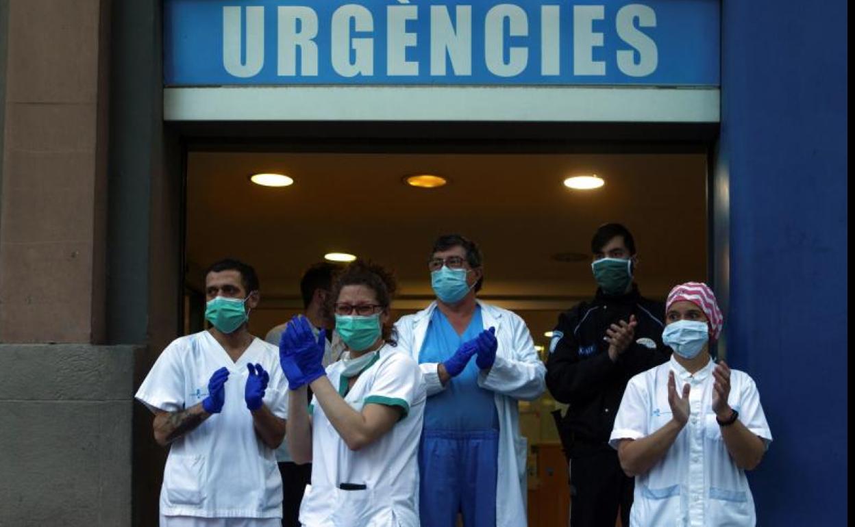 Trabajadores y personal sanitario del Hospital Dos de Maig de Barcelona, devuelven este sábado el aplauso recibido como cada día a las 20:00 por su labor.