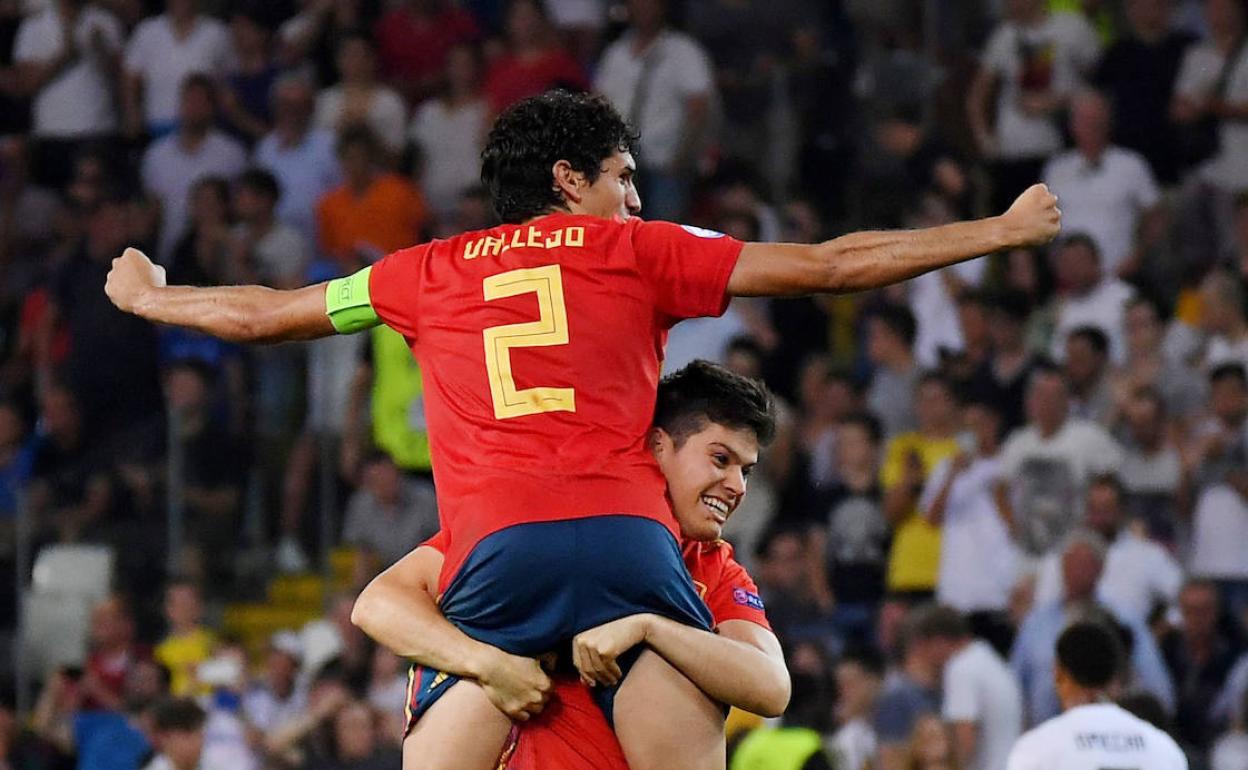 Jesús Vallejo y Jorge Meré, celebrando la victoria de España en el Europeo sub-21 de 2019. 
