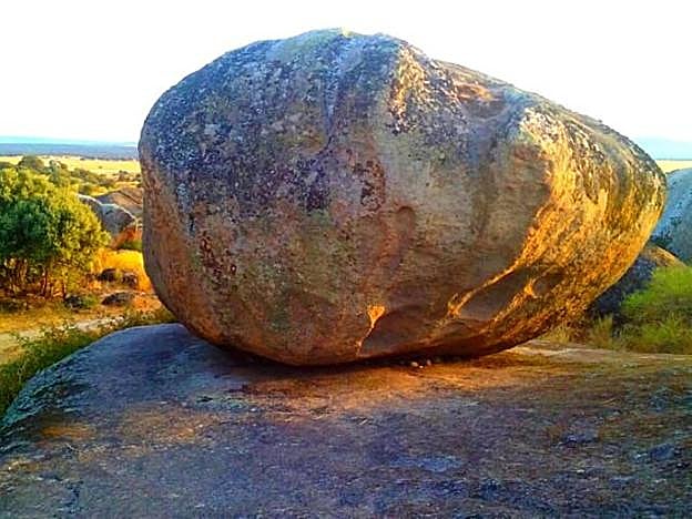 La peña que tiene una cueva dentro. 