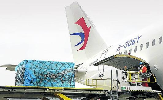 Carga de un avión con material sanitario en la ciudad china de Shanghái. 