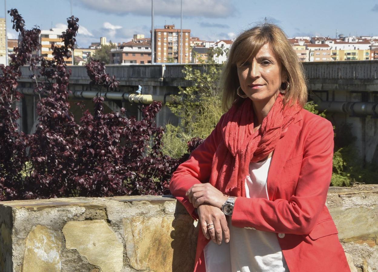 Lourdes Iglesias (Badajoz, 1974) estudió Psicología en Salamanca. 