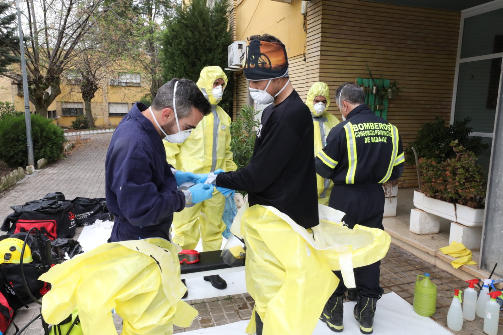 Bomberos de distintos parques de la provincia de Badajoz han acometido esta mañana la desinfección del centro sociosanitario de Mérida, afectado por un brote de Covid-19. Antes de realizar las labores, los efectivos desplazados han mantenido una reunión previa con la dirección del centro sociosanitario. Posteriormente han actudado en los distintos pabellones