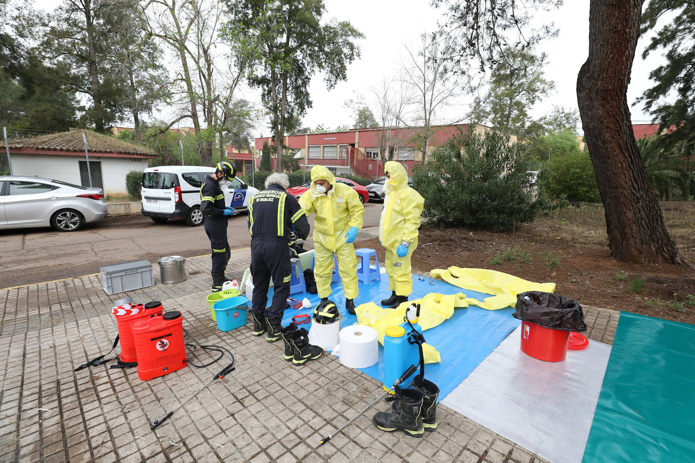 Bomberos de distintos parques de la provincia de Badajoz han acometido esta mañana la desinfección del centro sociosanitario de Mérida, afectado por un brote de Covid-19. Antes de realizar las labores, los efectivos desplazados han mantenido una reunión previa con la dirección del centro sociosanitario. Posteriormente han actudado en los distintos pabellones