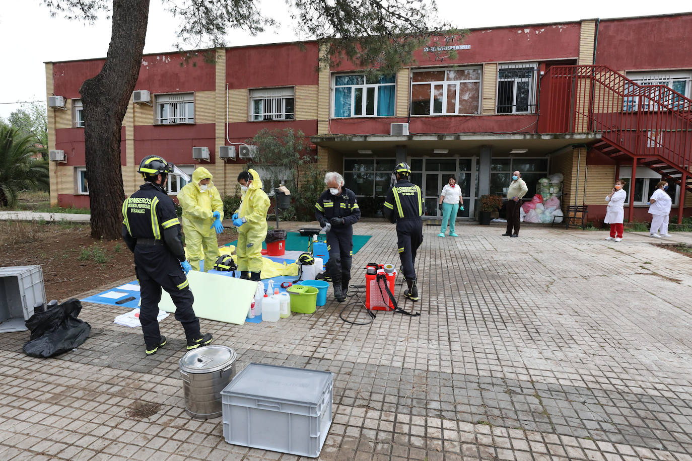 Bomberos de distintos parques de la provincia de Badajoz han acometido esta mañana la desinfección del centro sociosanitario de Mérida, afectado por un brote de Covid-19. Antes de realizar las labores, los efectivos desplazados han mantenido una reunión previa con la dirección del centro sociosanitario. Posteriormente han actudado en los distintos pabellones