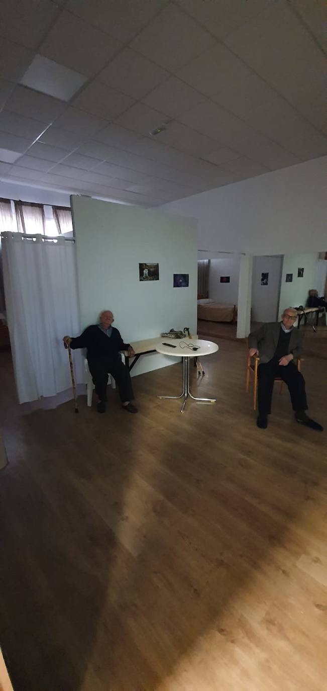 Fotos: El gimnasio municipal de Losar se convierte en residencia de mayores