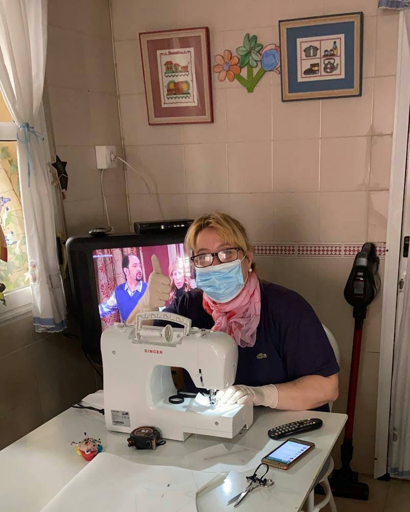 Fotos: Peraleda se vuelca en fabricar y comprar equipos de protección para la protección contra el coronavirus