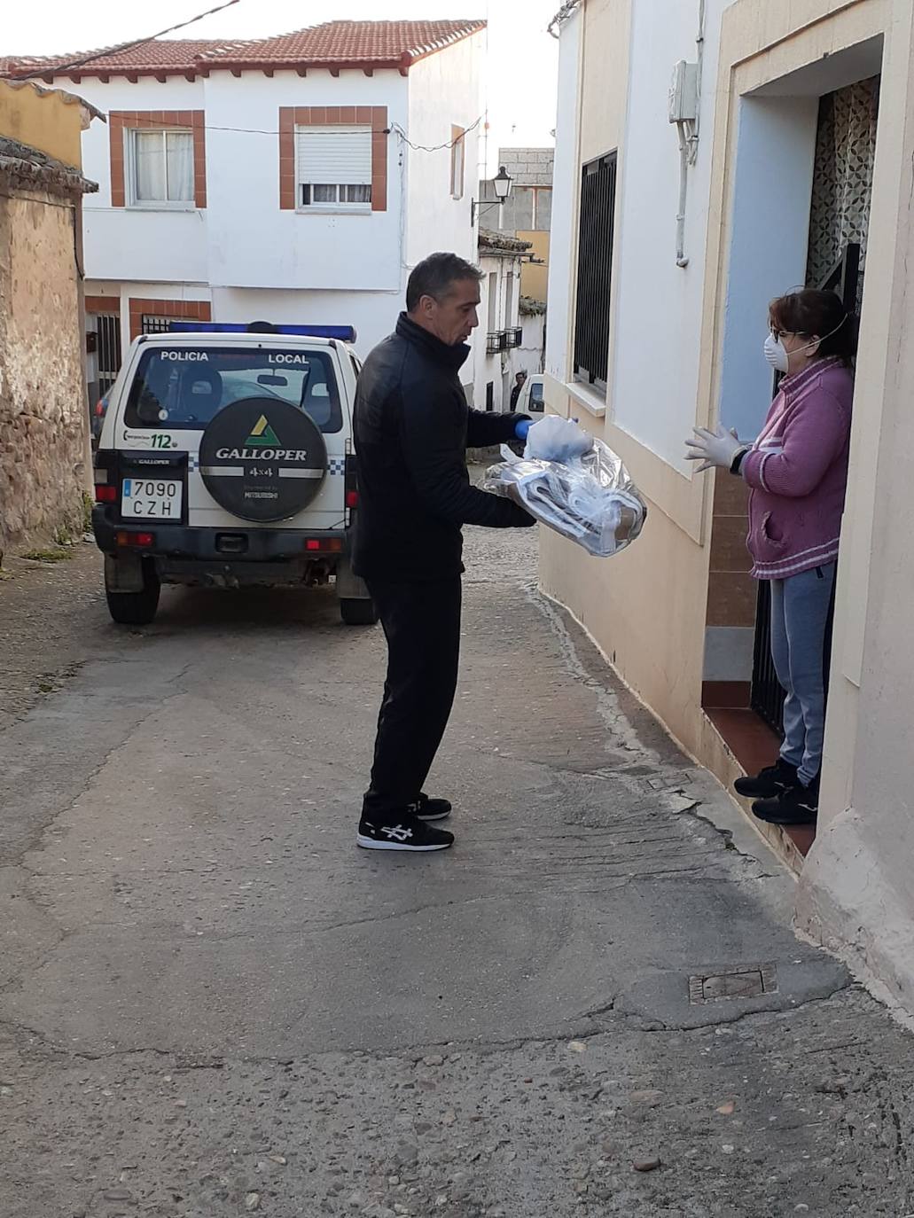 Fotos: Peraleda se vuelca en fabricar y comprar equipos de protección para la protección contra el coronavirus