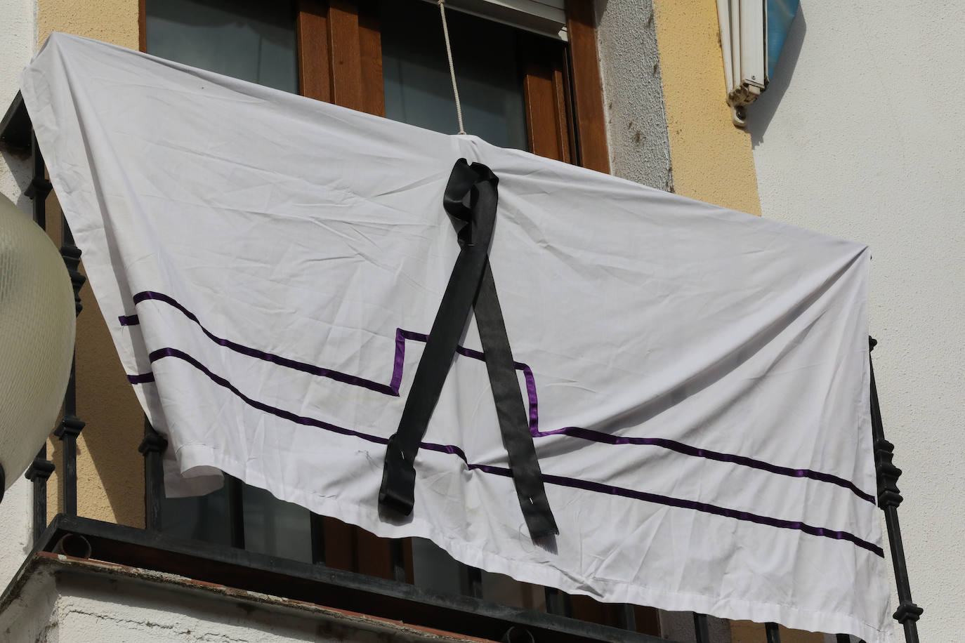 Los barrios como Nueva Ciudad sacan los colores y túnicas de nazarenos a los balcones