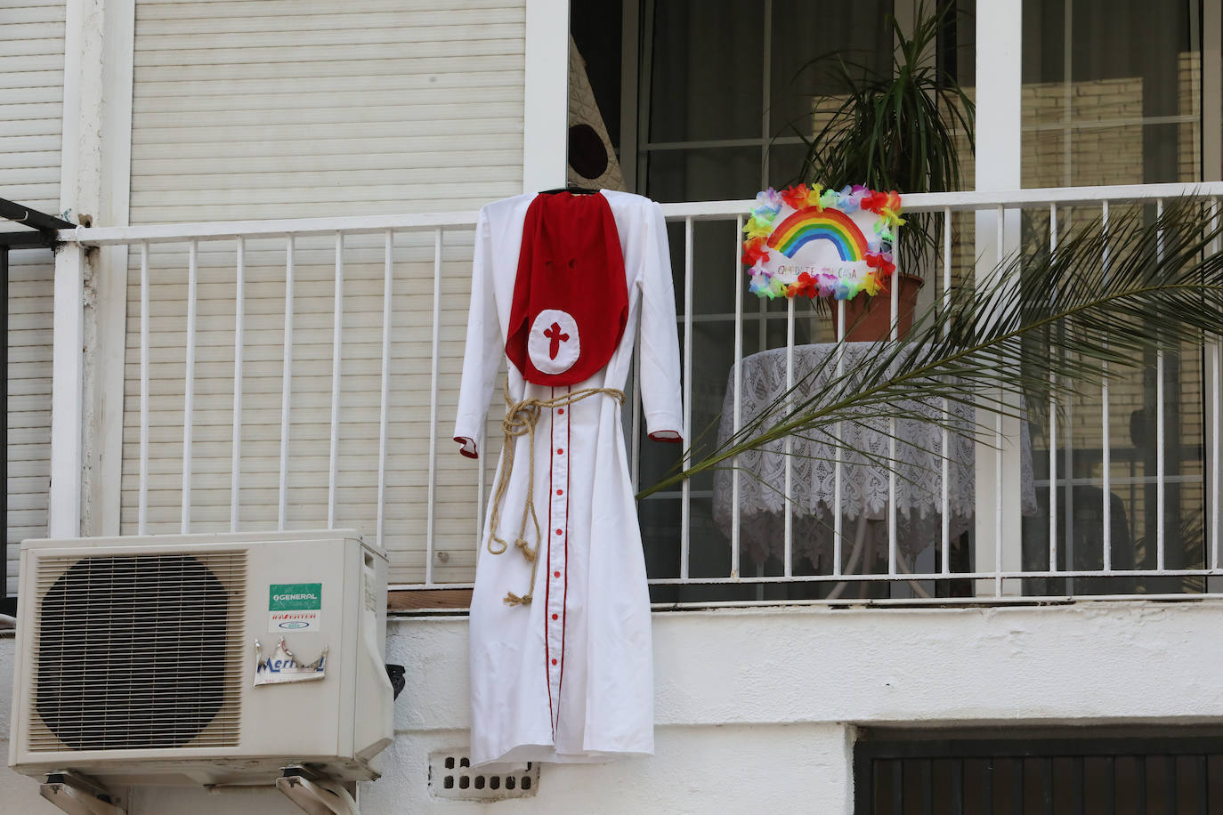 Los barrios como Nueva Ciudad sacan los colores y túnicas de nazarenos a los balcones