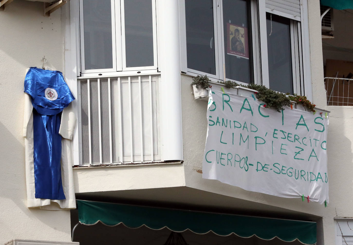 Los barrios como Nueva Ciudad sacan los colores y túnicas de nazarenos a los balcones