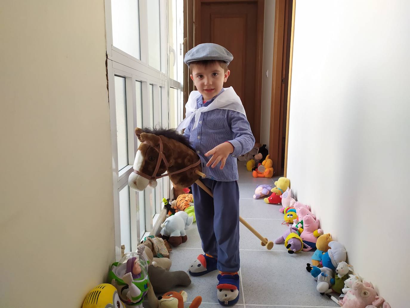 Fotos: Los vecinos de Arroyo celebran el Día de la Luz desde casa