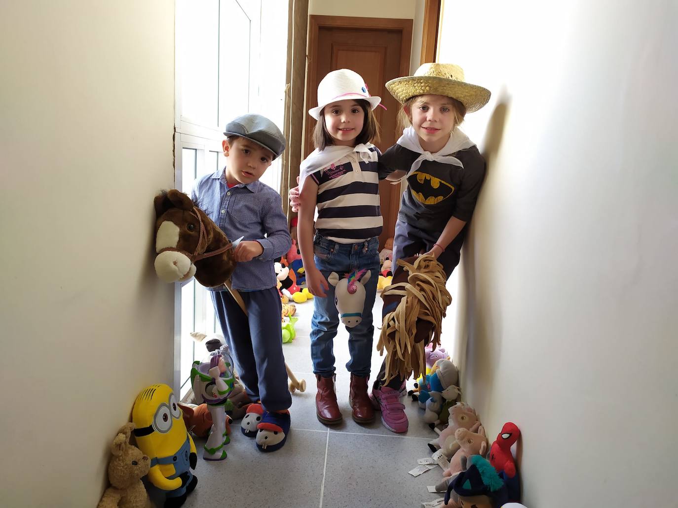 Fotos: Los vecinos de Arroyo celebran el Día de la Luz desde casa