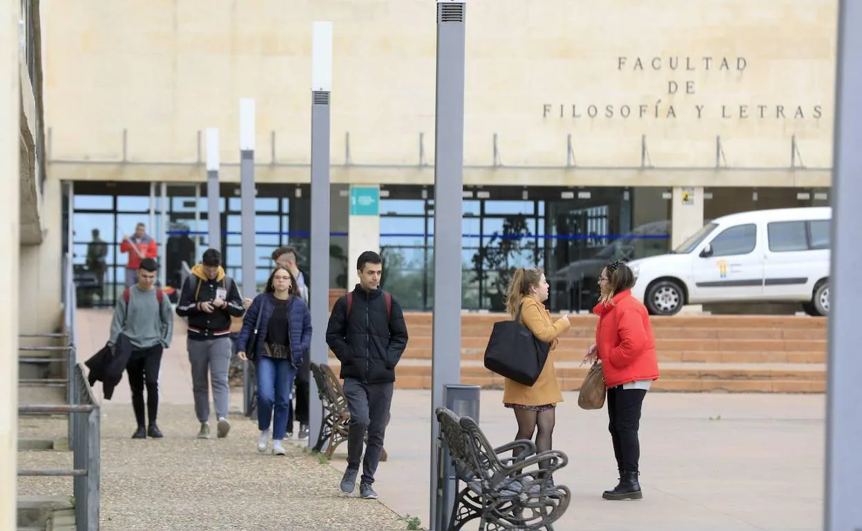 Estudiantes en el campus de la UEx en Cáceres. hoy