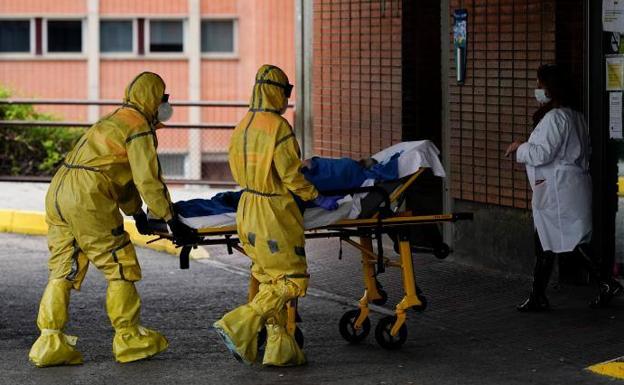 Dos sanitarios trasladan a un paciente a las urgencias del Hospital Severo Ochoa de Leganés (Madrid).