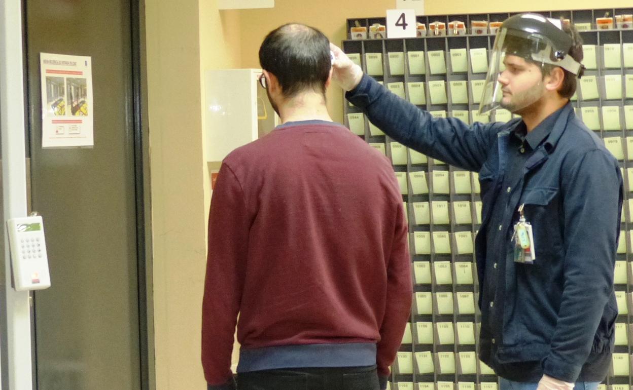 Medición de temperatura a un trabajador.