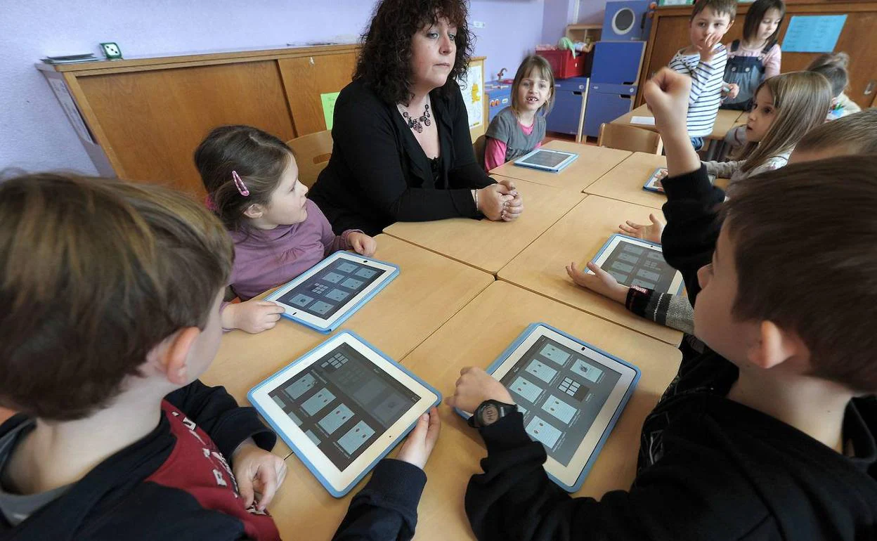 Extremadura comprará 800 tabletas para garantizar la formación online de los alumnos sin conexión