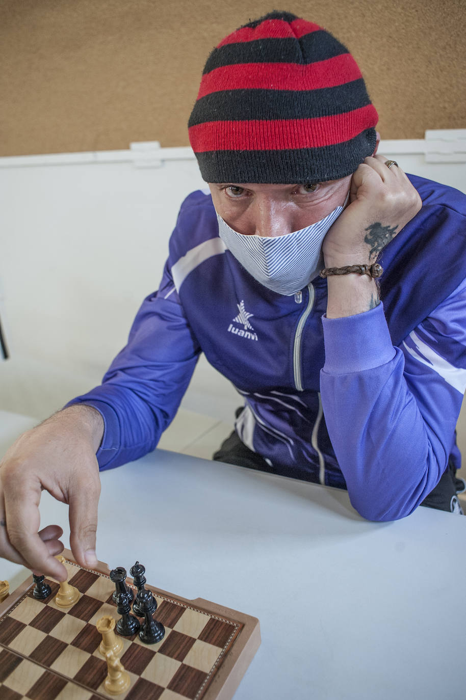 Fotos: Así viven 50personas en el polideportivo Las Palmeras en Badajoz