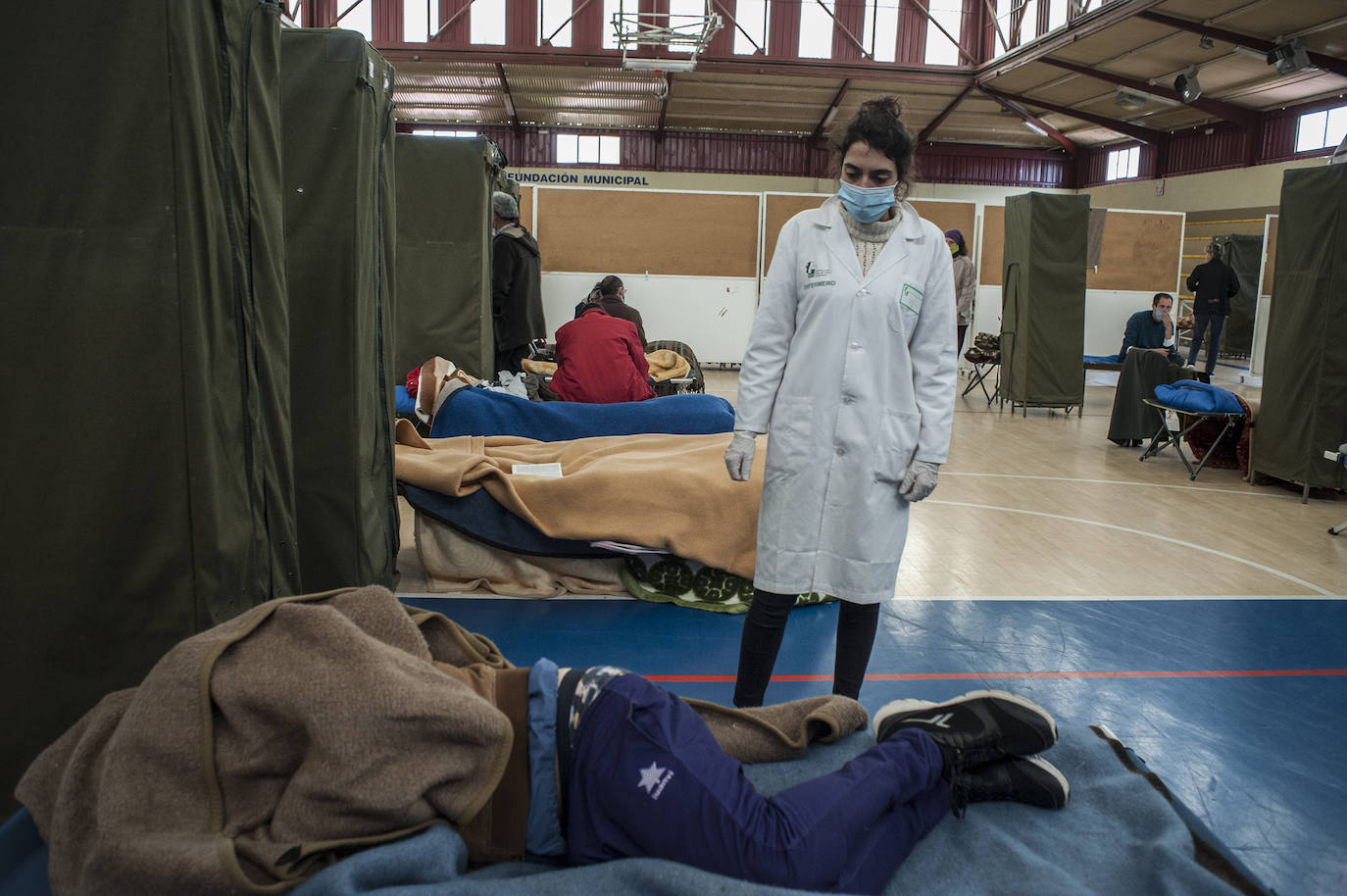 Fotos: Así viven 50personas en el polideportivo Las Palmeras en Badajoz