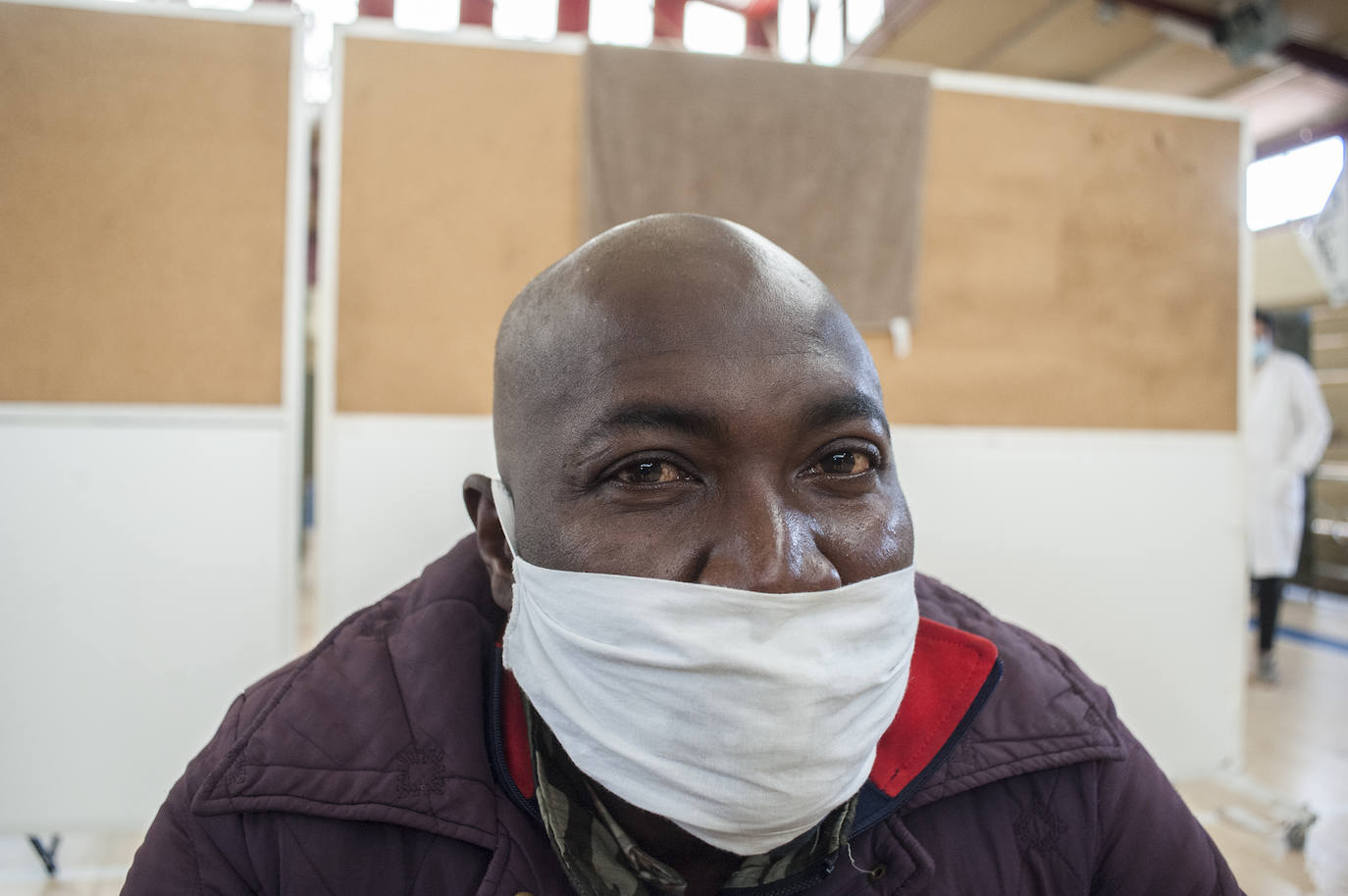 Fotos: Así viven 50personas en el polideportivo Las Palmeras en Badajoz