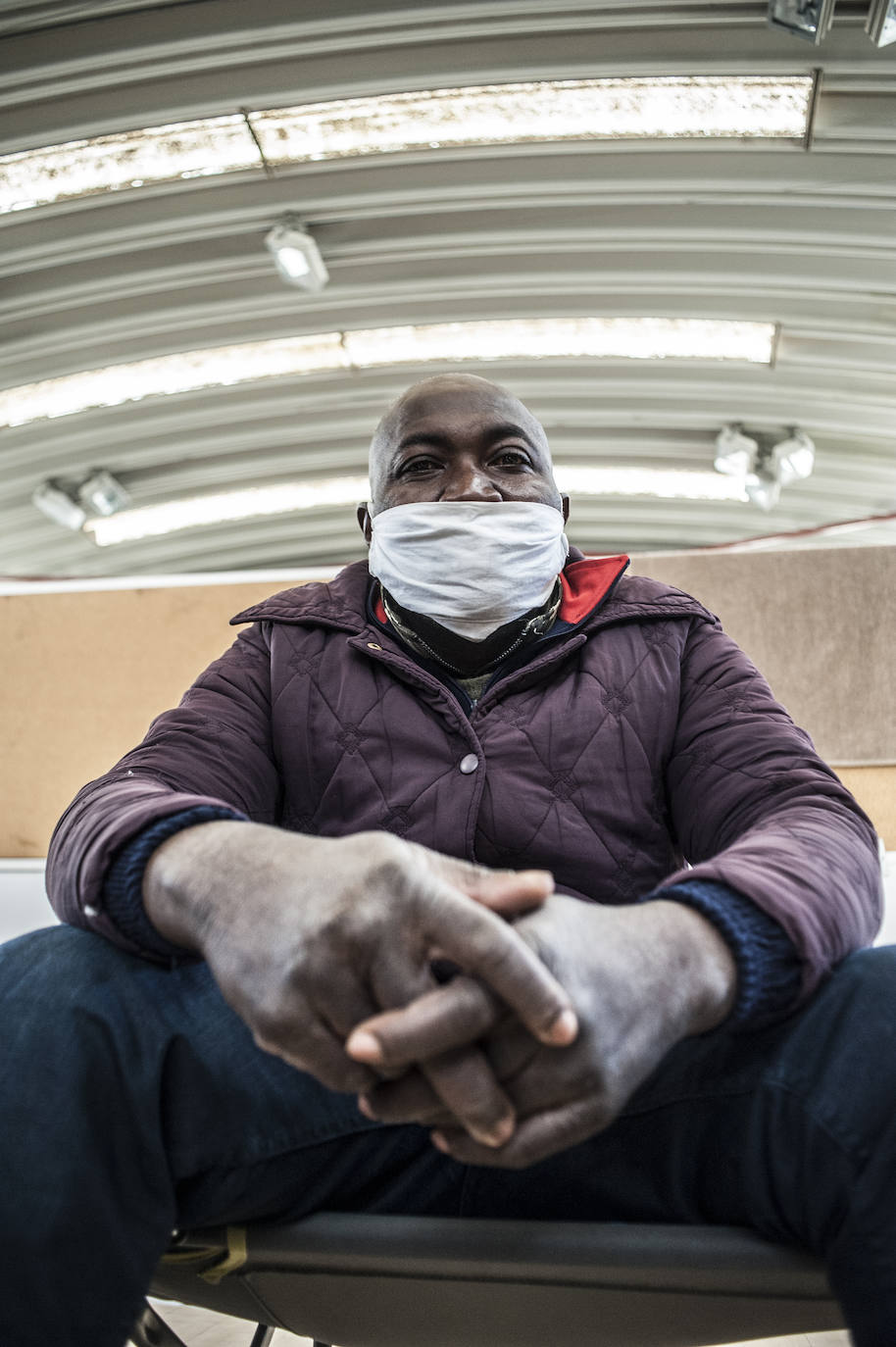 Fotos: Así viven 50personas en el polideportivo Las Palmeras en Badajoz