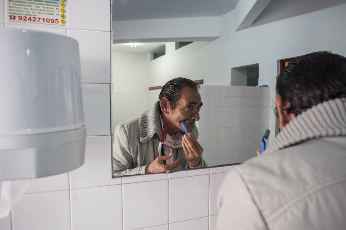Fotos: Así viven 50personas en el polideportivo Las Palmeras en Badajoz