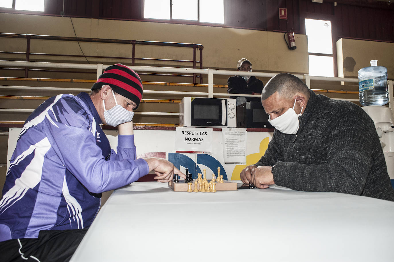 Fotos: Así viven 50personas en el polideportivo Las Palmeras en Badajoz
