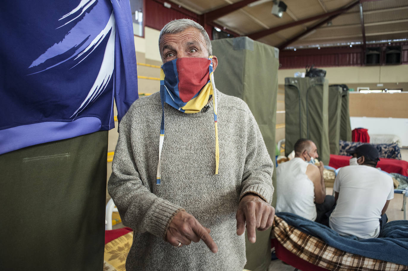 Fotos: Así viven 50personas en el polideportivo Las Palmeras en Badajoz