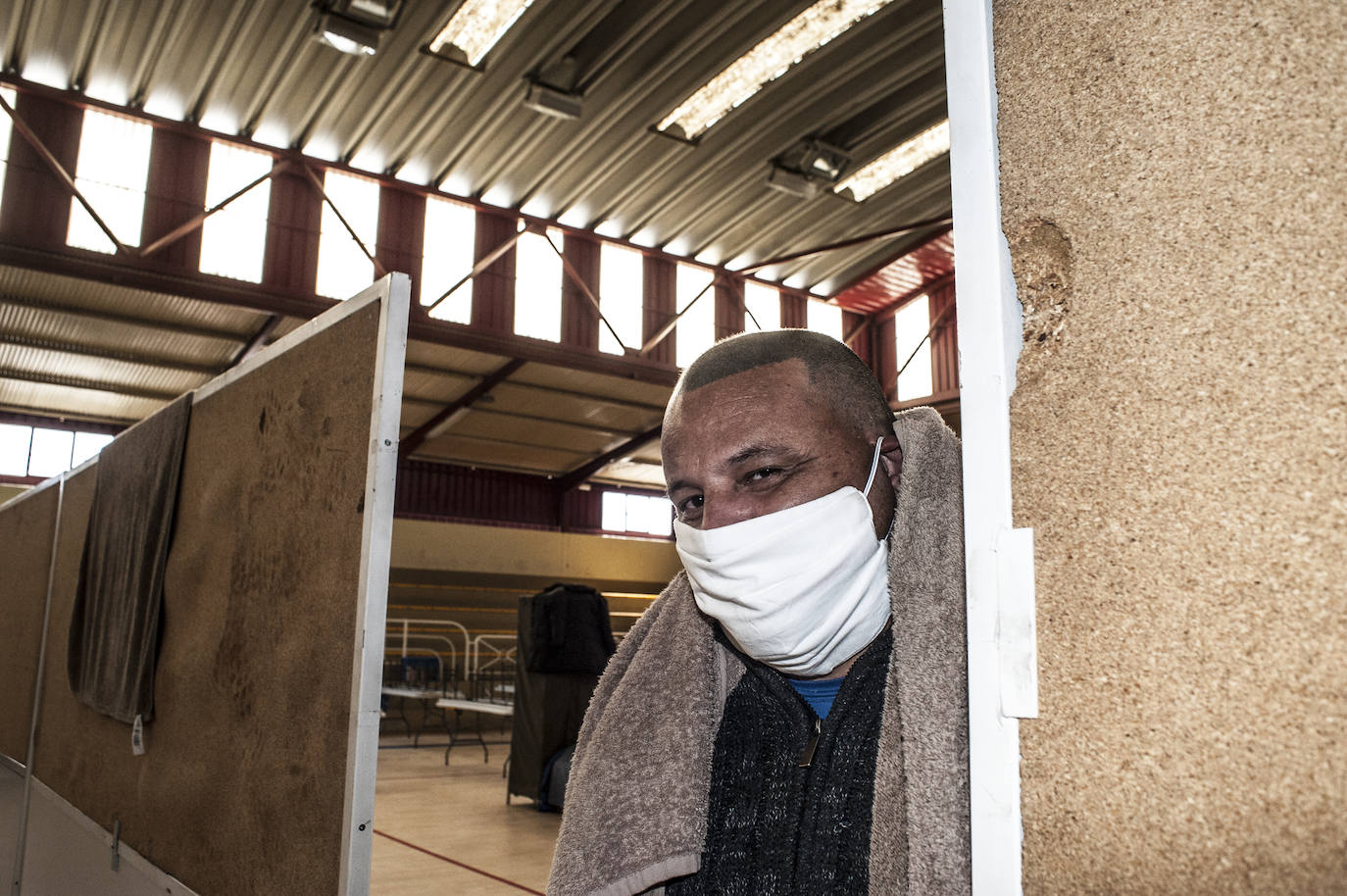 Fotos: Así viven 50personas en el polideportivo Las Palmeras en Badajoz