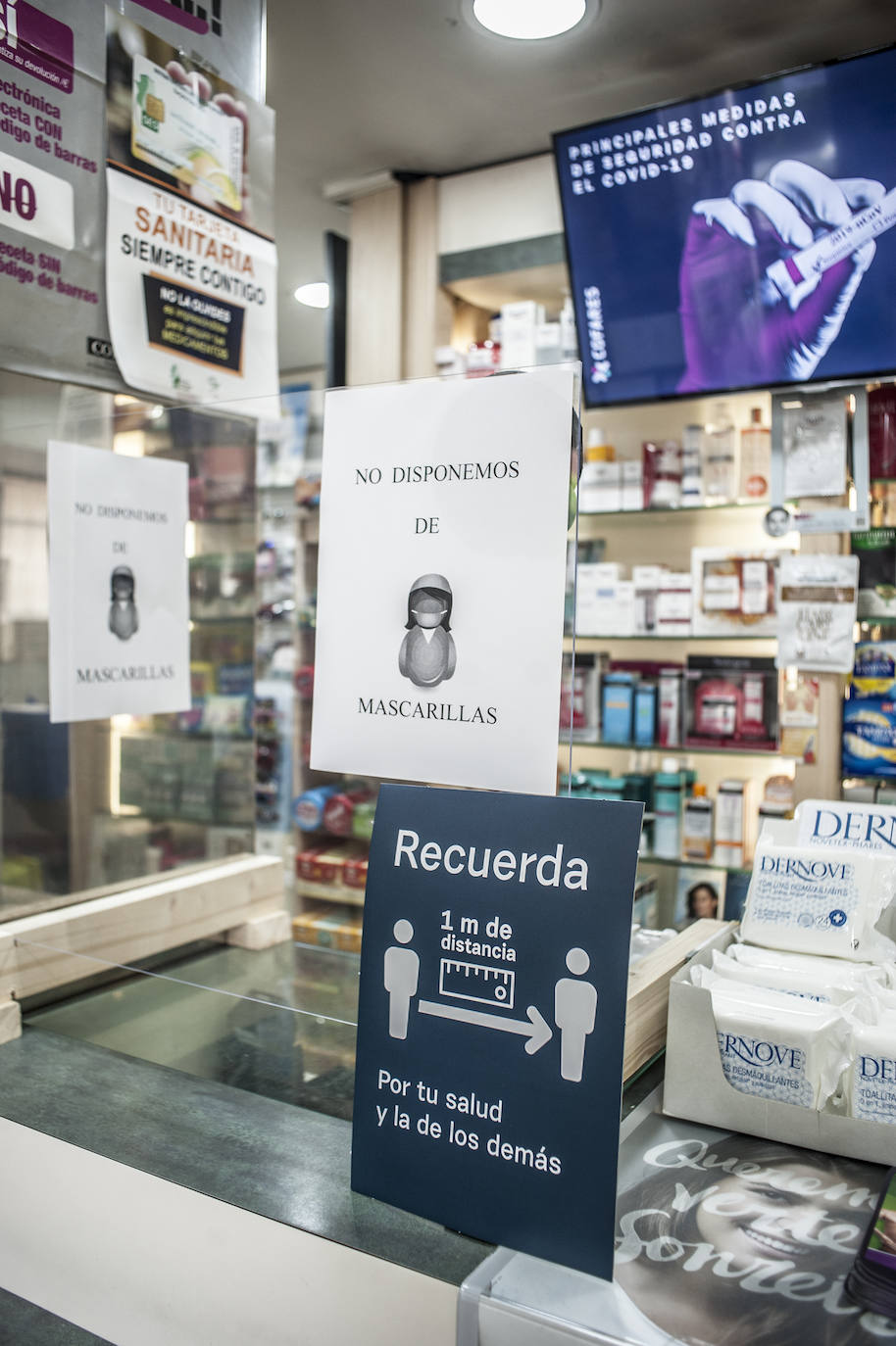 Fotos: Así viven 50personas en el polideportivo Las Palmeras en Badajoz
