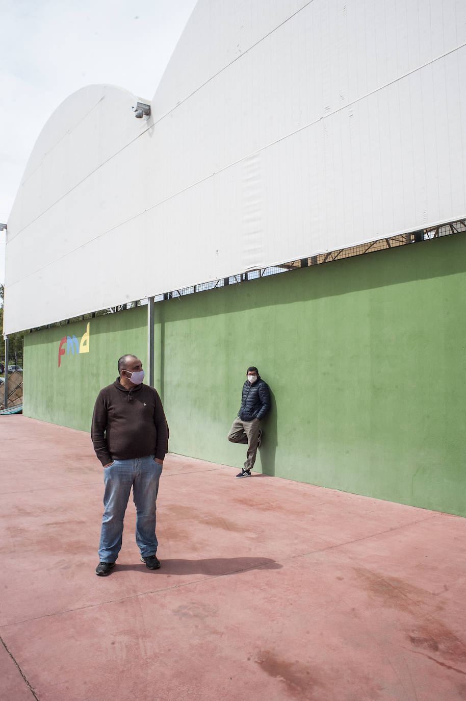 Fotos: Así viven 50personas en el polideportivo Las Palmeras en Badajoz