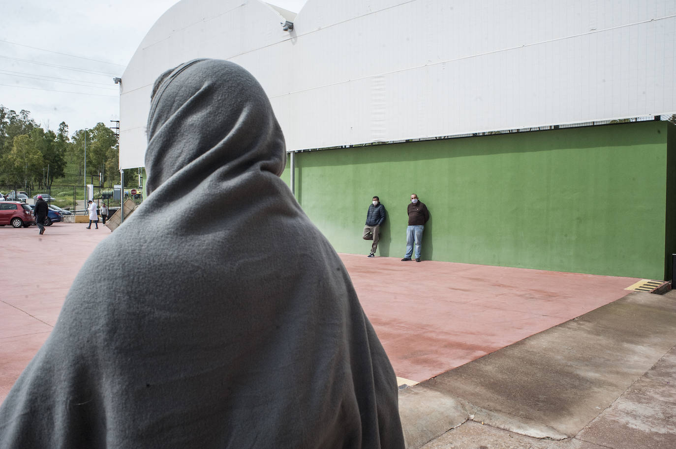 Fotos: Así viven 50personas en el polideportivo Las Palmeras en Badajoz