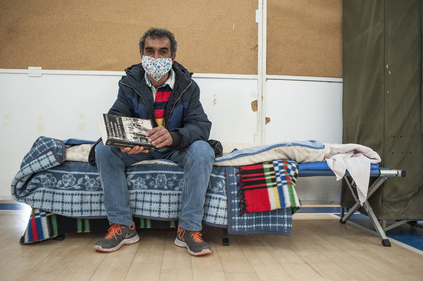 Fotos: Así viven 50personas en el polideportivo Las Palmeras en Badajoz
