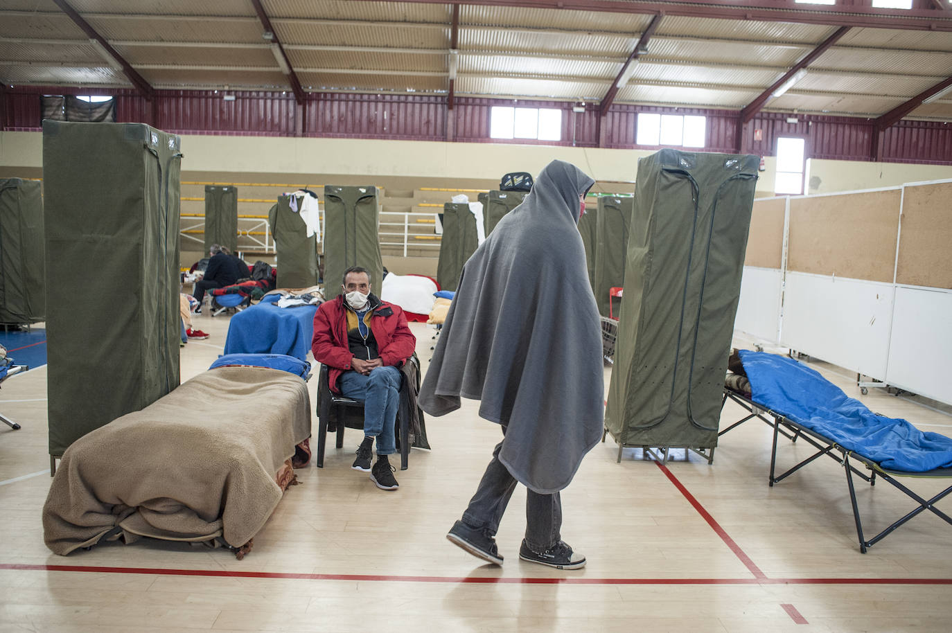 Fotos: Así viven 50personas en el polideportivo Las Palmeras en Badajoz