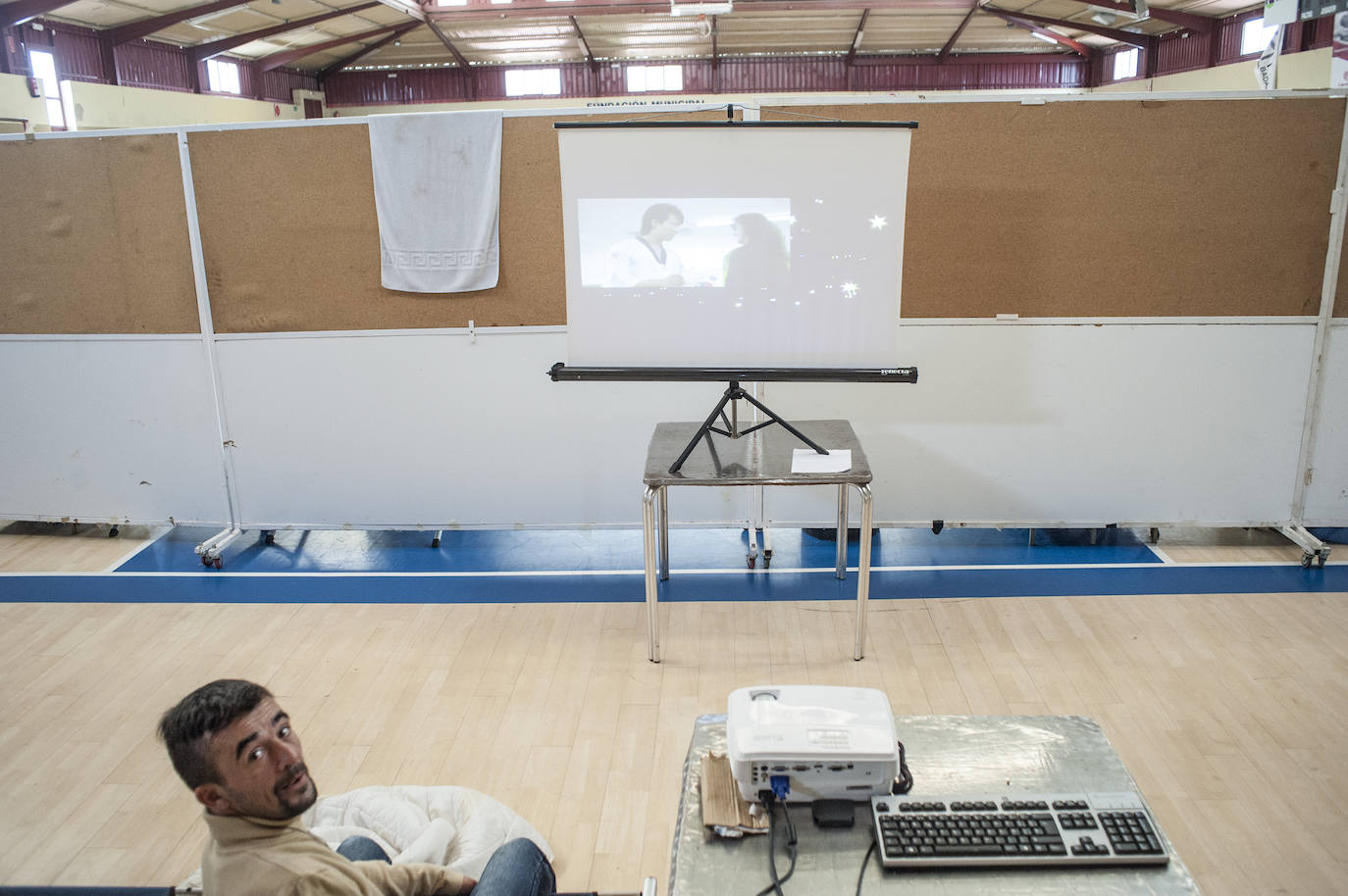 Fotos: Así viven 50personas en el polideportivo Las Palmeras en Badajoz