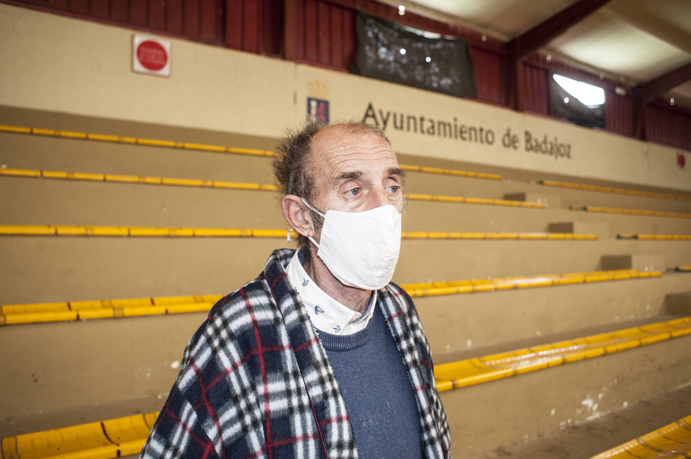 Fotos: Así viven 50personas en el polideportivo Las Palmeras en Badajoz