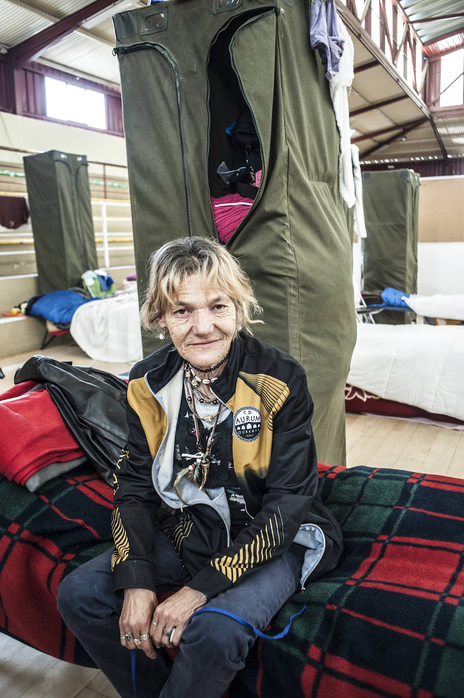 Fotos: Así viven 50personas en el polideportivo Las Palmeras en Badajoz