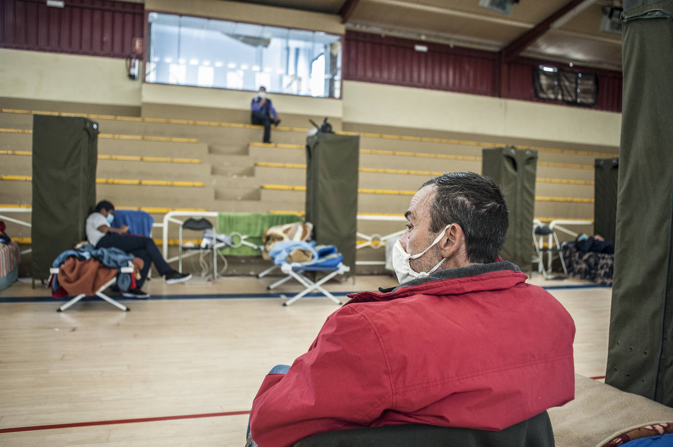 Fotos: Así viven 50personas en el polideportivo Las Palmeras en Badajoz