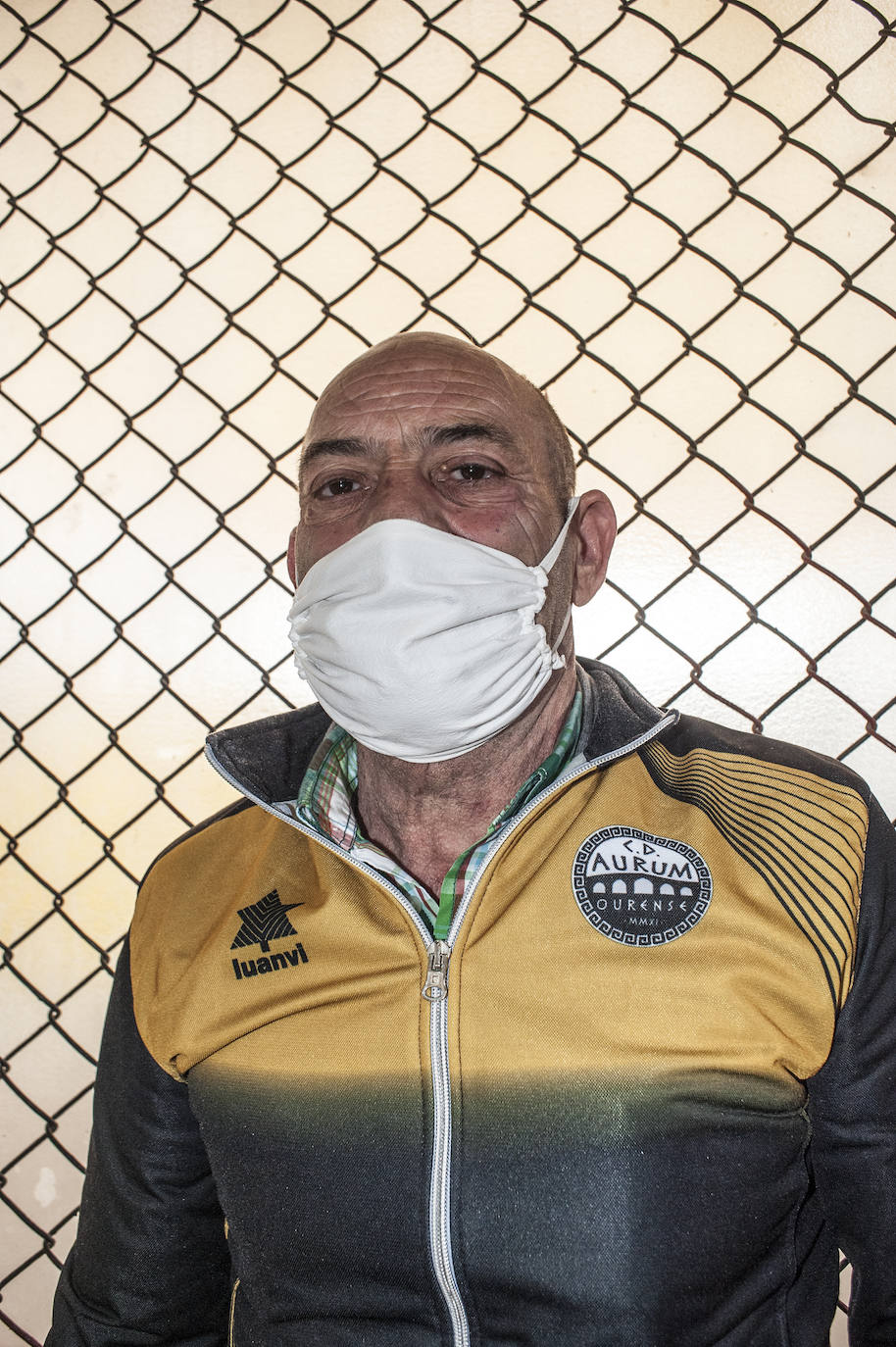Fotos: Así viven 50personas en el polideportivo Las Palmeras en Badajoz