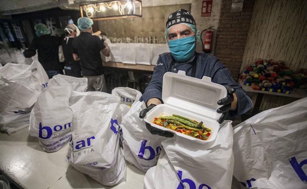 El chef Galán muestra uno de los platos antes de su entrega, pisto extremeño con espárragos trigueros.